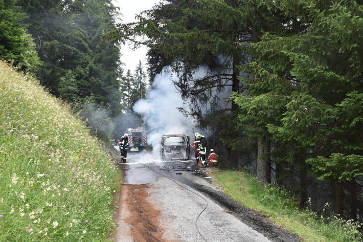 Löscharbeiten am brennenden Fahrzeug bei Poschiavo