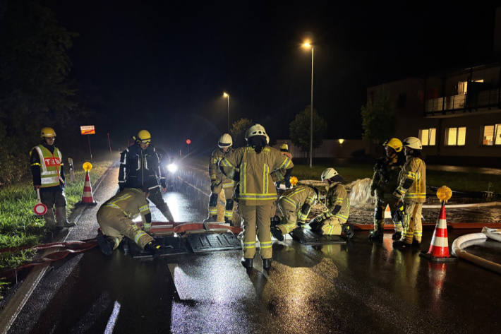 Die Feuerwehr war mit Hochleistungspumpen im Einsatz.