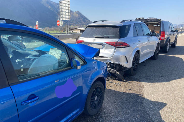 Kollision mit drei Fahrzeugen auf der A3 in Niederurnen