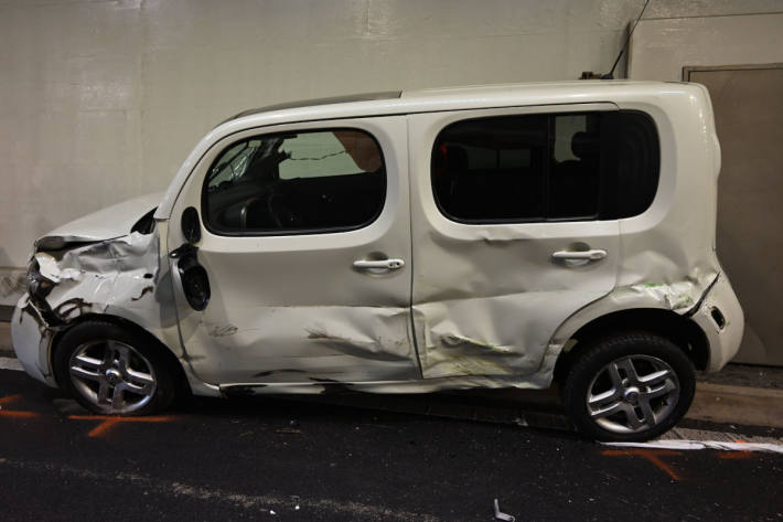Das Auto prallte gegen die Tunnelwand.