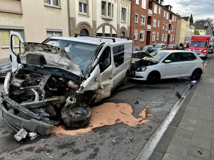 Ein Todesopfer und vier Verletzte bei Verkehrsunfall