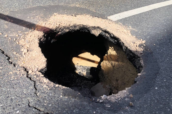 Panner Straße in Velbert nach Einsturz Fahrbahndecke gesperrt