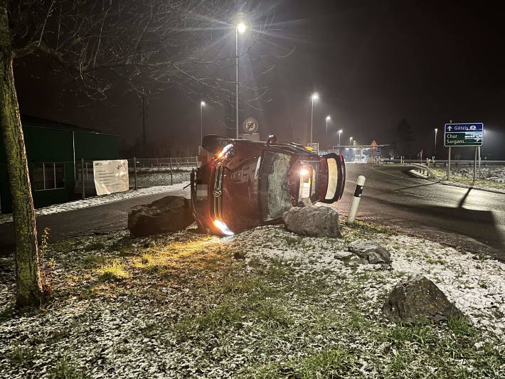 Auto landet nach Kollision mit Findling auf der Seite – Fahrer alkoholisiert