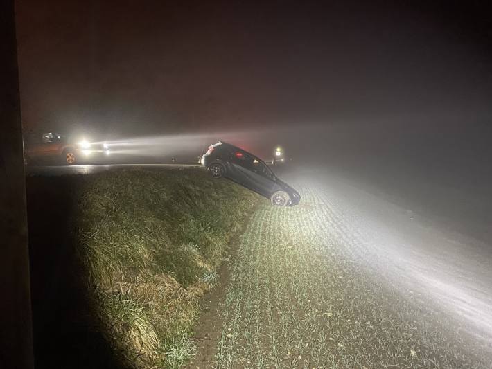 23-Jährige Frau landet mit Auto auf einem Acker