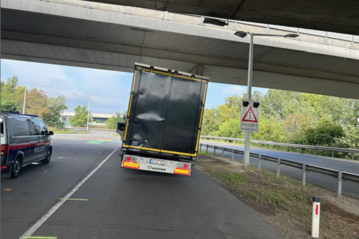 Das Schwerfahrzeug hätte jederzeit kippen können.