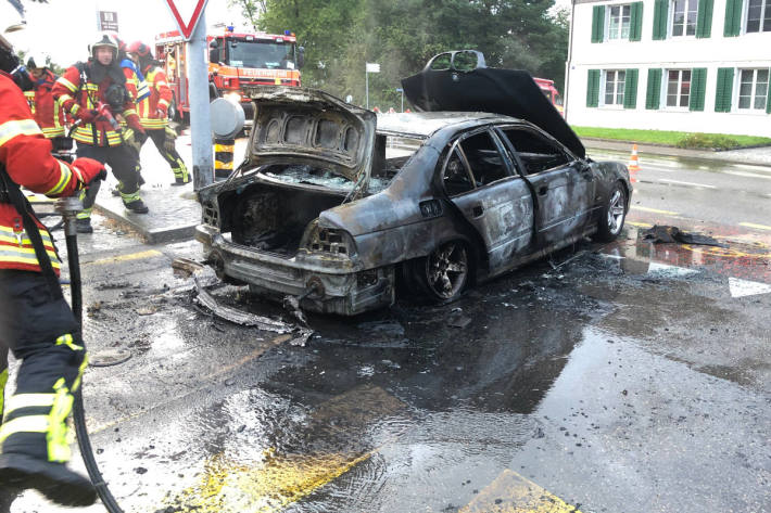 Auto während der Fahrt in Brand geraten