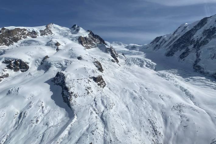 In Zermatt VS ist ein Skitourengänger tödlich verunglückt.