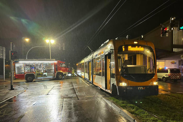 Ob nasse Fahrbahn oder Dunkelheit die Ursache sein könnten, wird derzeit ermittelt.