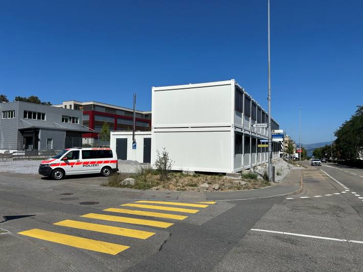Der Polizeiposten Höfe zieht während der Umbauarbeiten vorübergehend an die Eichenstrasse 15