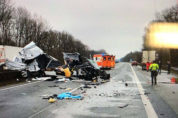 Fahrer krabbelt glücklicherweise nur leicht verletzt aus Sprinter-Wrack