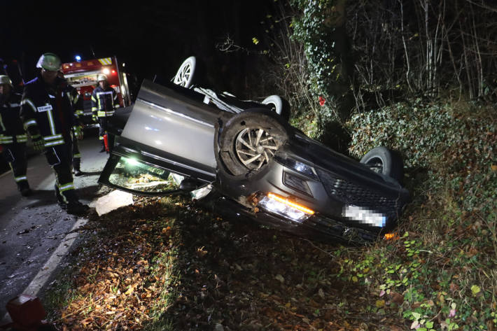 Der Pkw überschlug sich und blieb auf dem Dach liegen.