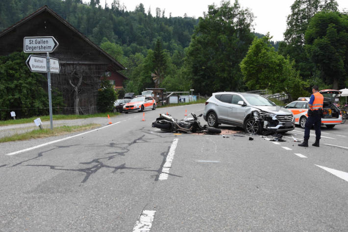 Motorradfahrer unbestimmt verletzt nach Sturz in Mogelsberg