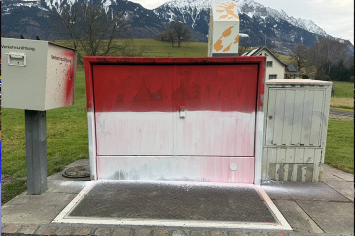 Der Verteilerkasten wurde Rot und Weiss angesprüht.