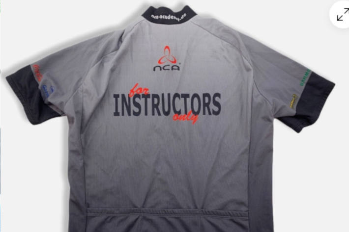 Das graue Radtrikot (NCA) Rückseite – Symbolfoto