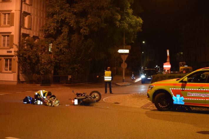 In Herisau kam es zu einem Unfall am Kreisel.