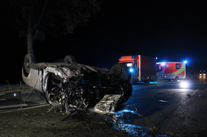 Audi bleibt nach Unfall auf dem Dach liegen