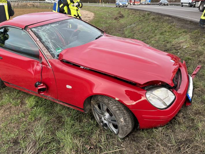 Schwer verletzt durch Überschlag auf der A65