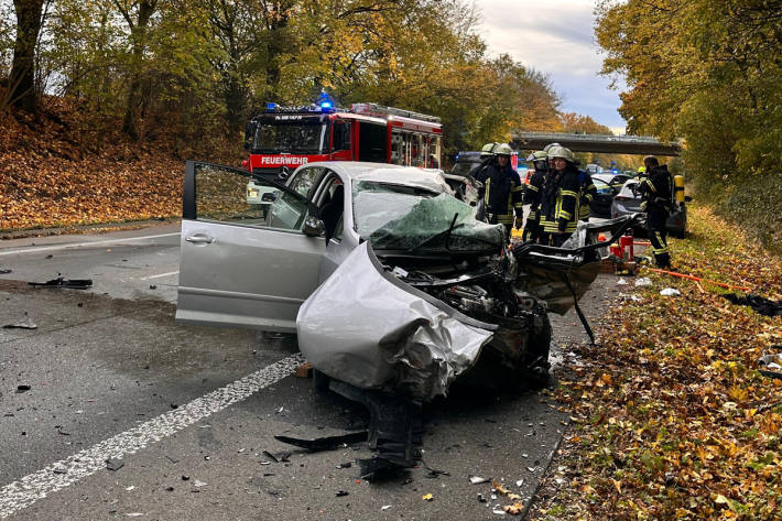 Der 92-jährige Fahrer geriet in den Gegenverkehr und wurde tödlich verletzt.