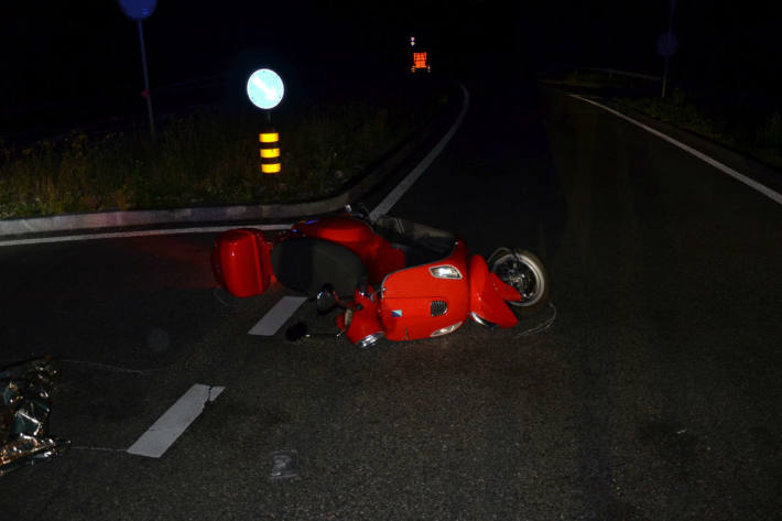 Rollerfahrerin stürzt nach Bremsmanöver.