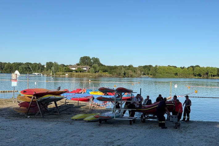 Rettungsschwimmer und DLRG Ortsgruppen halfen bei der Suche.