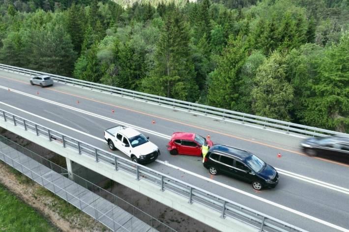 Alle am Unfall beteiligten Autos erlitten erheblichen Sachschaden