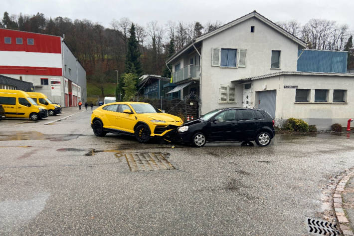 Kollision zwischen zwei Personenwagen