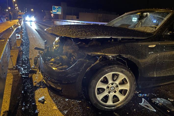 In Spreitenbach ist ein junger Autofahrer verunfallt.