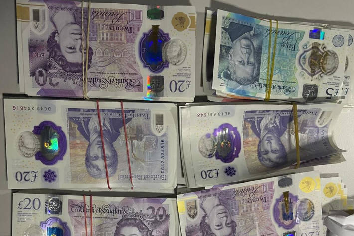 Die Männer hatten eine große Summe britische Pfund bei sich.