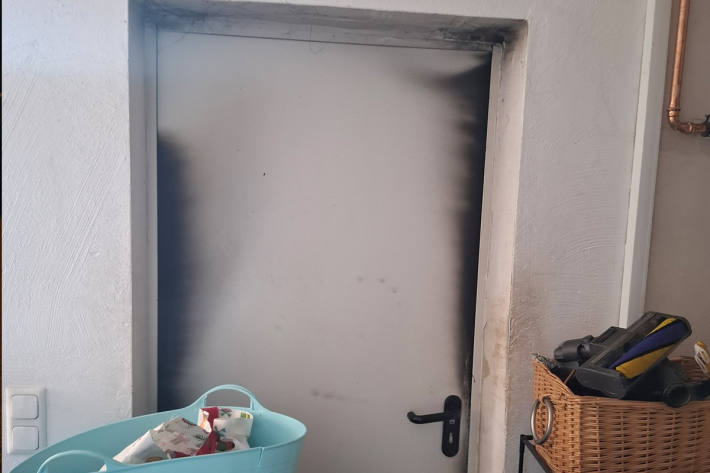 Das Wohnhaus musste von der Feuerwehr entraucht werden.