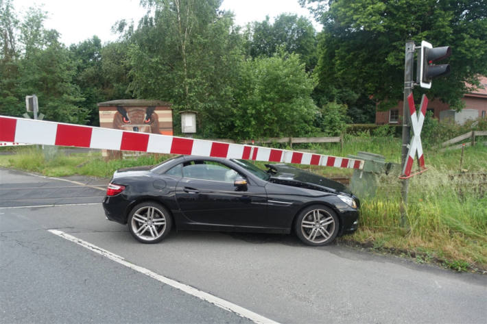 unter Bahnschranke eingeklemmtes Fahrzeug