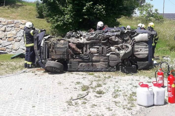 Der LKW kam quer über die Fahrbahn zum Stehen, während der PKW schwer deformiert in einer Hauseinfahrt in etwa hundert Metern Entfernung zum Liegen kam