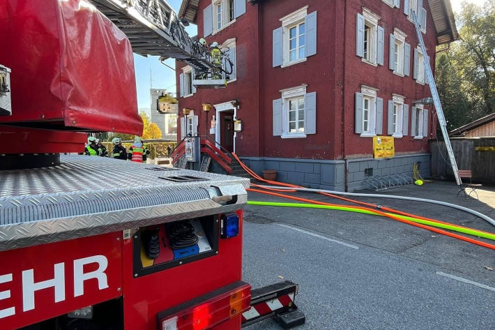Drei Personen wurden durch die Feuerwehr in Sicherheit gebracht.