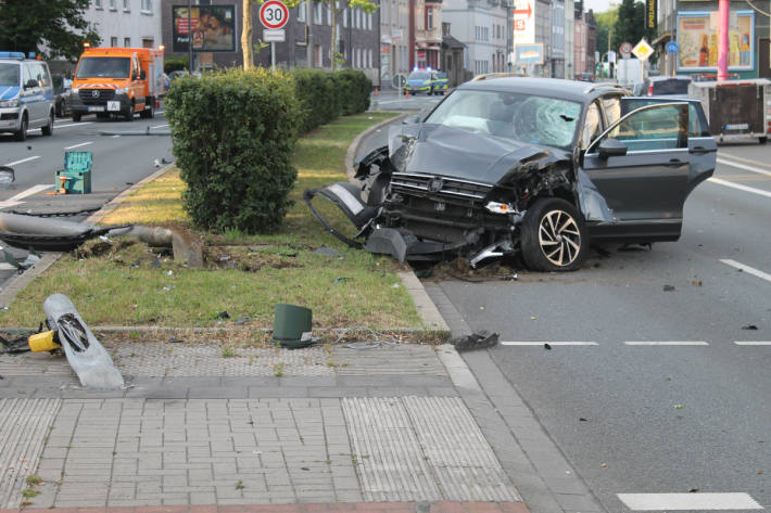  Viele Trümmer nach Unfall mit Flucht auf der Herner Straße in Bochum