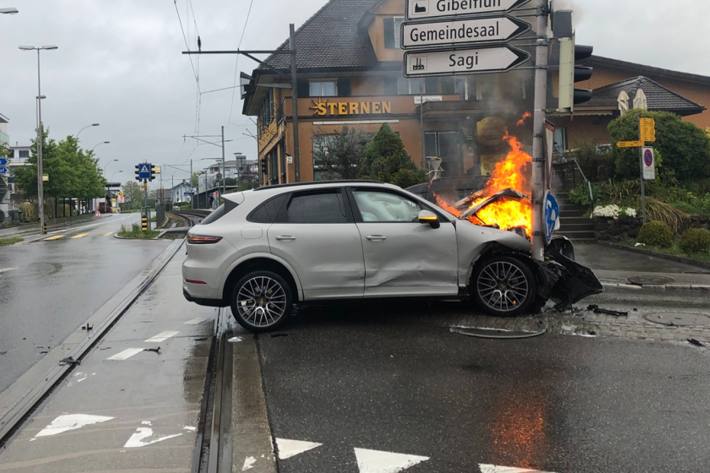 Bei diesem Unfall in Ballwil LU musste wegen des Unfalls auch der Bahnverkehr gestoppt werden.