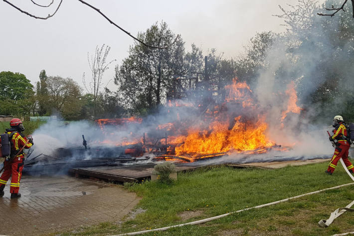 Feuer zerstörte ein großes Kinderspielgerät