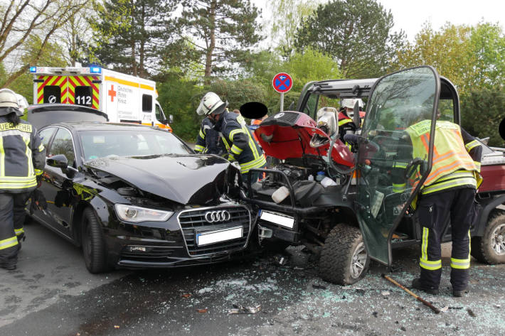 Schwerer Verkehrsunfall im Garnseeweg - zwei PKW stoßen frontal zusammen!