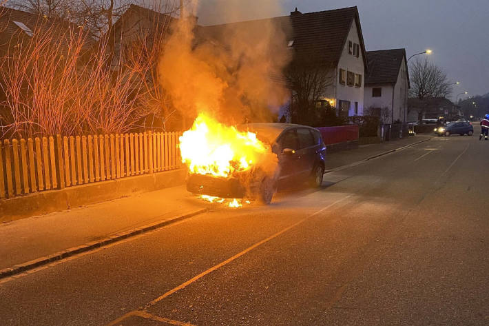 Fahrzeugbrand erfordert Feuerwehreinsatz in Sissach