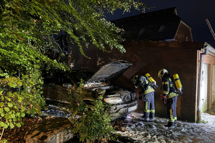 Ein Übergreifen der Flammen auf das angrenzende Gebäude wurde verhindert.
