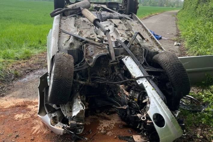 PKW liegt auf dem Dach nach Absturz