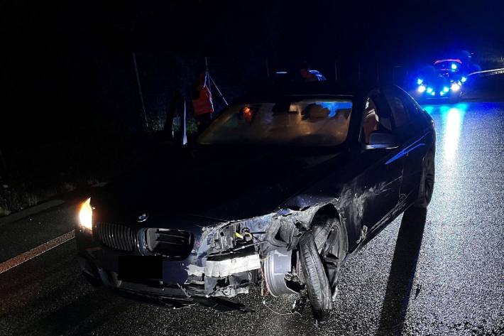 Der BMW wurde beim Unfall bei Füllinsdorf massiv beschädigt.