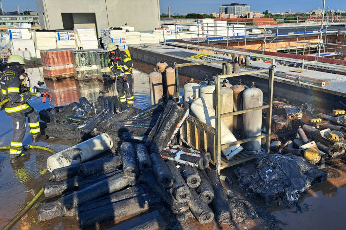 Es entstand hoher Sachschaden auf der Dachbaustelle.