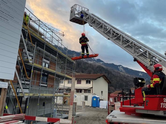 Bei Sturz von Leiter teils schwer verletzt