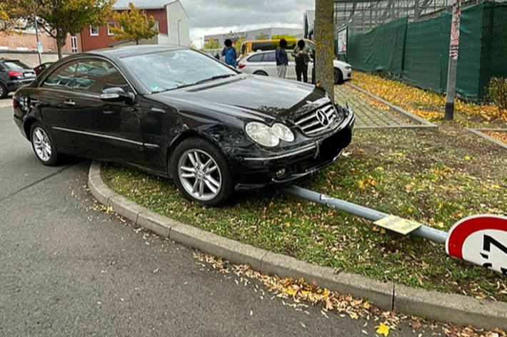 Die missglückte Fahrt endete an einem Baum.