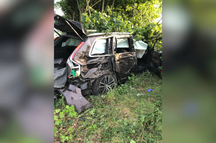 PKW fährt vor Baum bei Ahlen