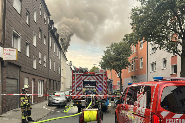 Sechs Personen wurden mit Drehleitern gerettet.