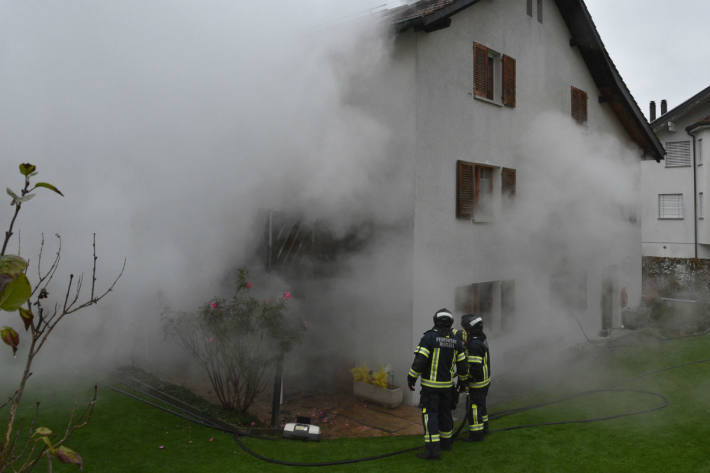 Die Wohnung wurde in Brand gesteckt.