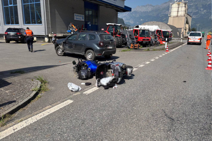 Der Motorradfahrer kollidierte mit dem abbiegenden Auto und verletzte sich dabei.