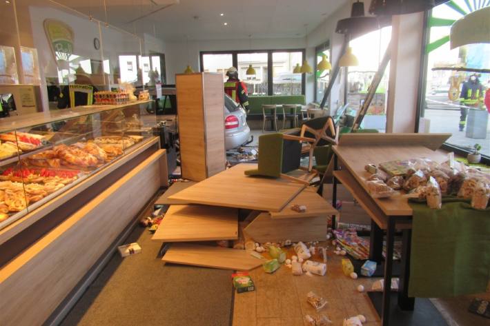 Der Pkw landet in Schmidtheim in der Bäckerei.