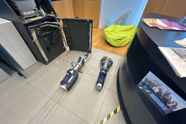Aufgebrochener Geldausgabeautomat