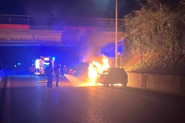 Auto in Vollbrand